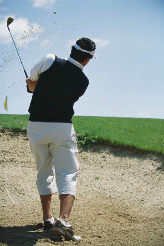 西方人,一个人,站,竖图,室外,白天,锻炼,运动,草地,草坪,沙滩,帽子,欧洲,欧洲人,仅一个男性,仅一个人,仅一个中年男性,戴,握,高尔夫,高尔夫球,沙子,云,云朵,球场,沙地,云彩,沙坑,运动帽,高尔夫球场,草,背面,蓝色,白云,蓝天,天空,自然,天,站着,鸭舌帽,握着,戴着,高尔夫球杆,绿茵场,高尔夫运动,高尔夫球具,体育,男人,男性,中年男性,白种人,海滩,站立,彩图,全身,健身