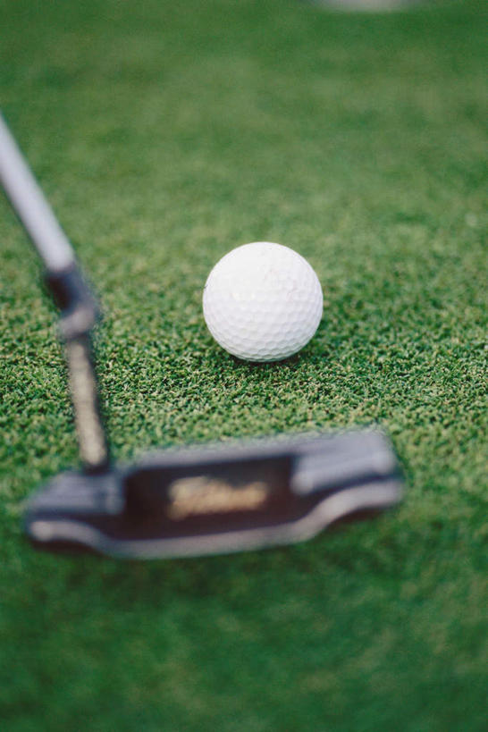 无人,竖图,室外,特写,白天,正面,锻炼,运动,草地,草坪,植物,高尔夫,高尔夫球,球,草,两个,绿色,球体,高尔夫球杆,高尔夫运动,高尔夫球具,体育,彩图,健身