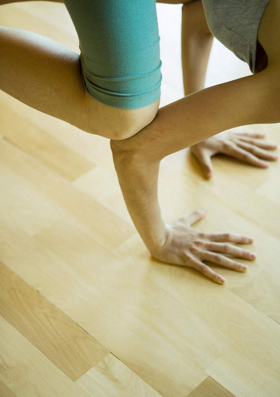 西方人,一个人,伸展双臂,竖图,室内,白天,正面,锻炼,瑜伽,运动,地板,欧洲,欧洲人,仅一个年轻女性,仅一个女性,仅一个人,撑,伸展,地面,木地板,养生,撑着,热身,体育,年轻女性,女人,女性,白种人,敞开双臂,伸开双臂,展开双肩,张开手臂,张开双臂,半身,彩图,健身