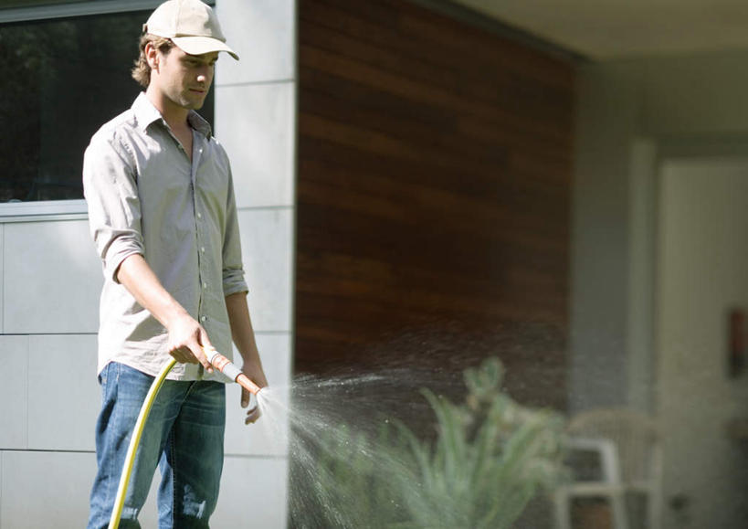 西方人,一个人,站,横图,室外,白天,正面,帽子,欧洲,欧洲人,仅一个男性,仅一个人,戴,飞溅,朦胧,模糊,溅,液体,拿,拿着,水管,运动帽,仅一个年轻男性,站着,鸭舌帽,浇,戴着,喷洒,男人,男性,年轻男性,白种人,站立,半身,彩图