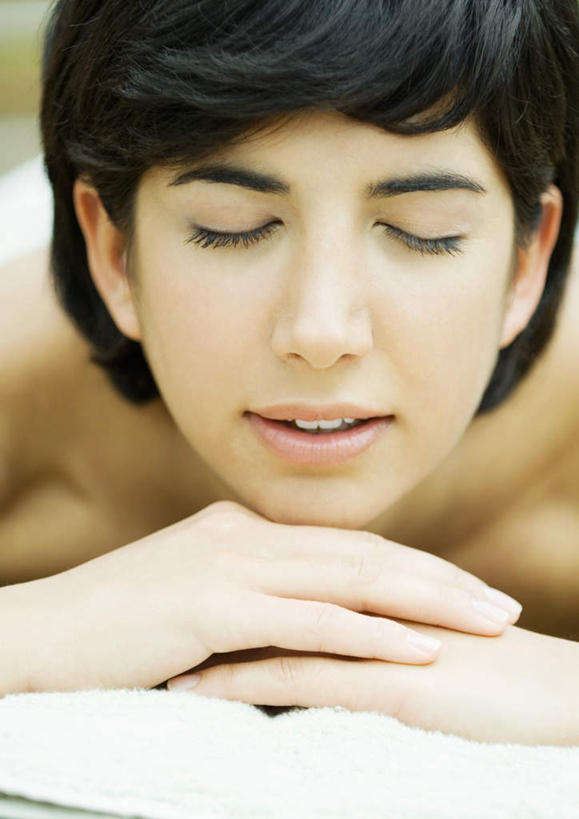 西方人,一个人,闭眼,双手交叉,竖图,室外,白天,正面,欧洲,欧洲人,仅一个年轻女性,仅一个女性,仅一个人,趴着,年轻女性,女人,女性,白种人,闭眼睛,闭着眼,闭着眼睛,趴,半身,彩图