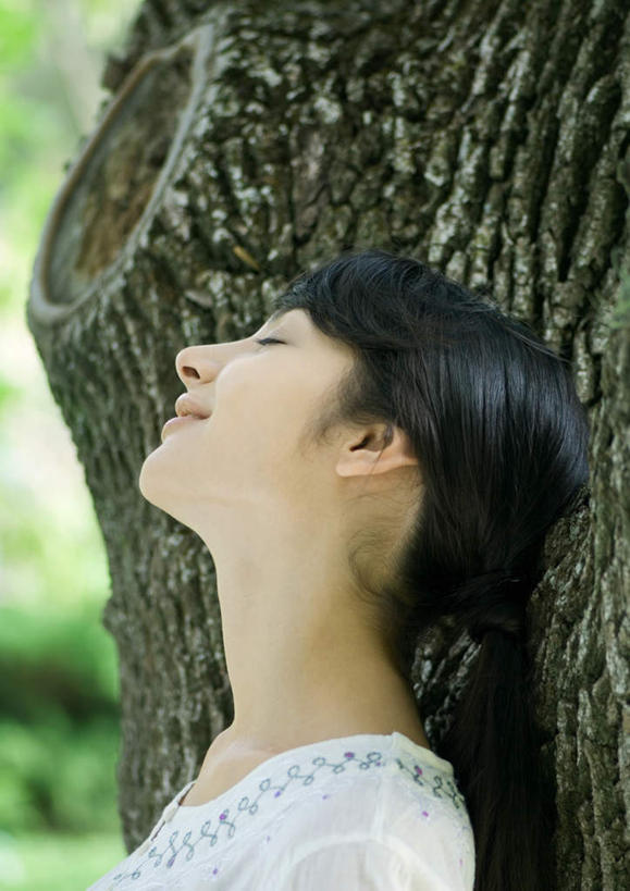 西方人,一个人,站,闭眼,竖图,室外,白天,正面,欧洲,欧洲人,仅一个年轻女性,仅一个女性,仅一个人,树干,站着,休闲,年轻女性,女人,女性,白种人,闭眼睛,闭着眼,闭着眼睛,站立,半身,彩图