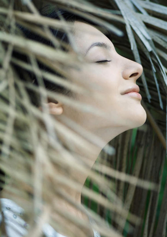 西方人,一个人,站,闭眼,竖图,室外,白天,正面,叶子,欧洲,欧洲人,仅一个年轻女性,仅一个女性,仅一个人,站着,棕榈叶,年轻女性,女人,女性,白种人,叶,叶片,闭眼睛,闭着眼,闭着眼睛,站立,半身,彩图