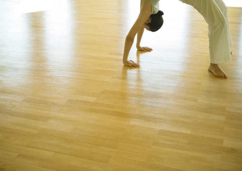 西方人,一个人,健身房,站,伸展双臂,横图,室内,白天,正面,锻炼,瑜伽,运动,地板,欧洲,欧洲人,仅一个年轻女性,仅一个女性,仅一个人,撑,弯腰,地面,木地板,站着,教室,姿势,养生,下腰,撑着,体育,年轻女性,女人,女性,白种人,敞开双臂,伸开双臂,展开双肩,站立,张开手臂,张开双臂,半身,彩图,健身,健身馆