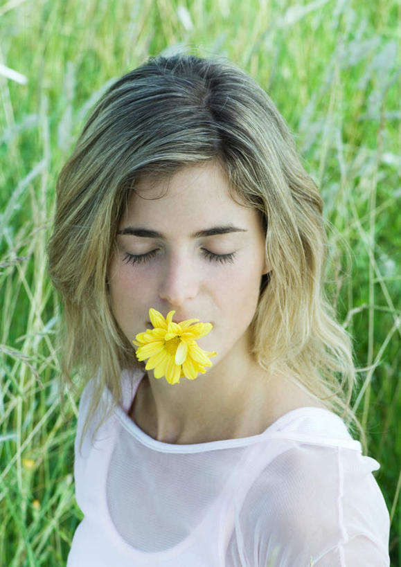 西方人,一个人,站,闭眼,竖图,室外,白天,正面,草地,草坪,植物,欧洲,欧洲人,仅一个年轻女性,仅一个女性,仅一个人,盛开,草,花,花瓣,花朵,鲜花,一朵,黄色,绿色,花蕊,站着,含,含着,年轻女性,女人,女性,白种人,闭眼睛,闭着眼,闭着眼睛,站立,半身,彩图