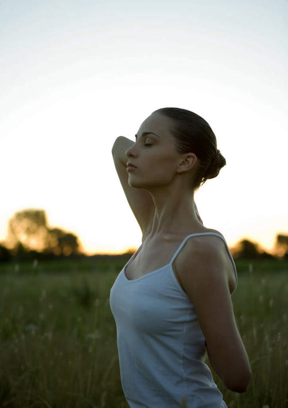 西方人,一个人,站,竖图,室外,白天,正面,锻炼,瑜伽,运动,草地,草坪,植物,欧洲,欧洲人,仅一个年轻女性,仅一个女性,仅一个人,草,绿色,站着,姿势,养生,背手,牛面式,体育,年轻女性,女人,女性,白种人,站立,半身,彩图,健身