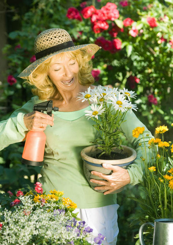 西方人,一个人,花园,坐,竖图,室外,白天,正面,花海,花圃,植物,帽子,叶子,欧洲,欧洲人,仅一个女性,仅一个人,阴影,朦胧,模糊,盛开,光线,壶,盆栽,影子,盆景,拿,花蕾,洒水壶,拿着,花,花瓣,花朵,鲜花,黄色,绿色,紫色,阳光,自然,遮阳帽,花丛,花束,花田,花苞,花蕊,浇,仅一个老年女性,生长,成长,老年女性,女人,女性,白种人,小花园,坐着,半身,彩图