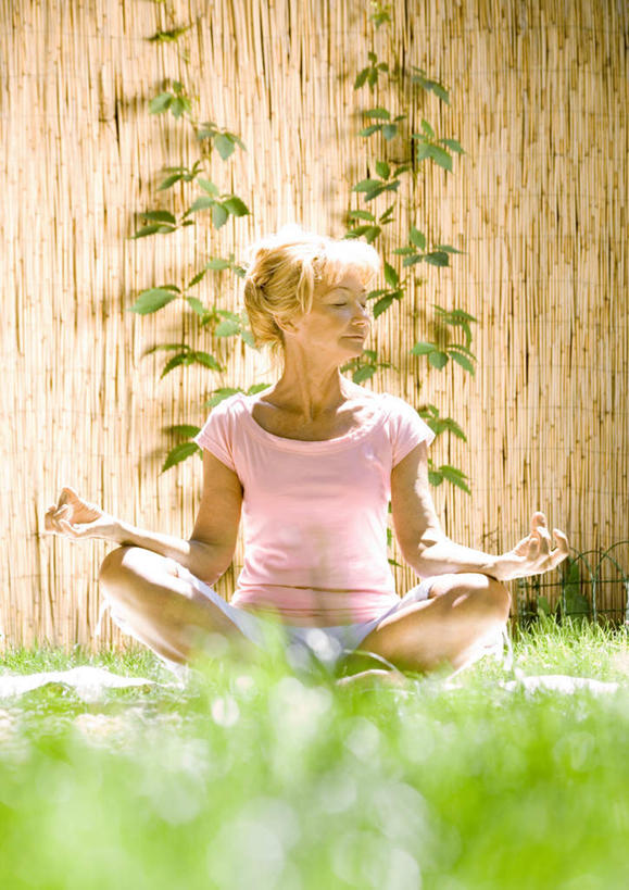 西方人,一个人,坐,盘腿,竖图,室外,白天,正面,锻炼,瑜伽,运动,欧洲,欧洲人,仅一个女性,仅一个人,养生,仅一个老年女性,冥想,莲花式,体育,老年女性,女人,女性,白种人,盘腿而坐,盘膝,盘着腿的,盘着腿坐,双腿交叉,坐着,半身,彩图,健身