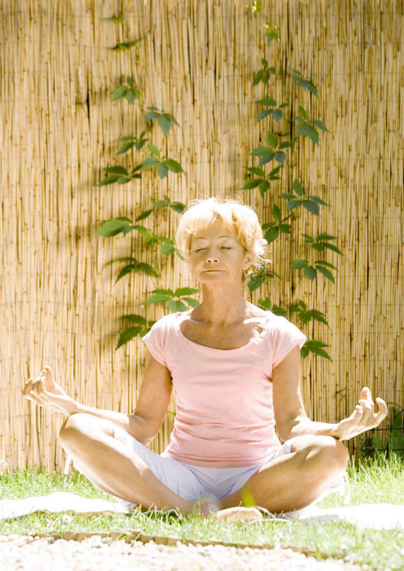 西方人,一个人,坐,闭眼,盘腿,竖图,室外,白天,正面,锻炼,瑜伽,运动,欧洲,欧洲人,仅一个女性,仅一个人,养生,仅一个老年女性,冥想,莲花式,体育,老年女性,女人,女性,白种人,闭眼睛,闭着眼,闭着眼睛,盘腿而坐,盘膝,盘着腿的,盘着腿坐,双腿交叉,坐着,彩图,全身,健身