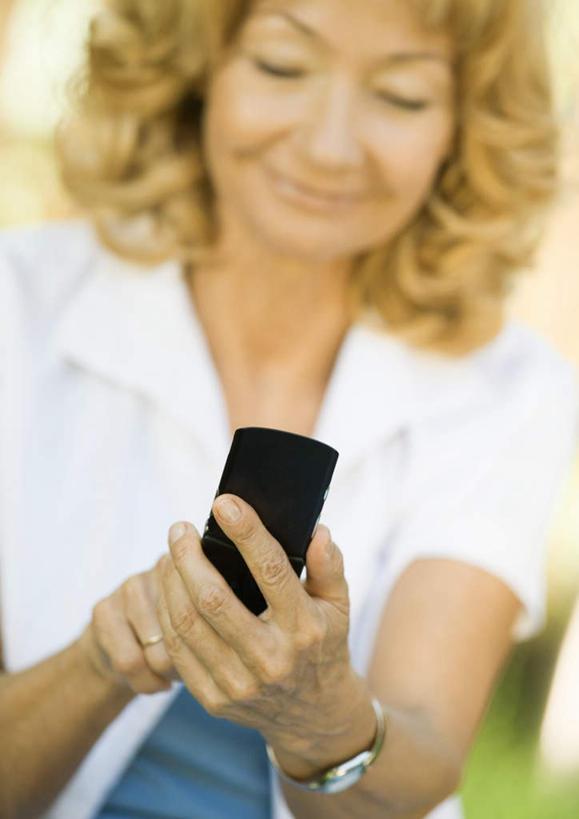 西方人,一个人,坐,打电话,竖图,室外,白天,正面,电话,手机,欧洲,欧洲人,仅一个女性,仅一个人,拿,拿着,通讯设备,仅一个老年女性,交流,老年女性,女人,女性,白种人,沟通,通话,坐着,半身,彩图