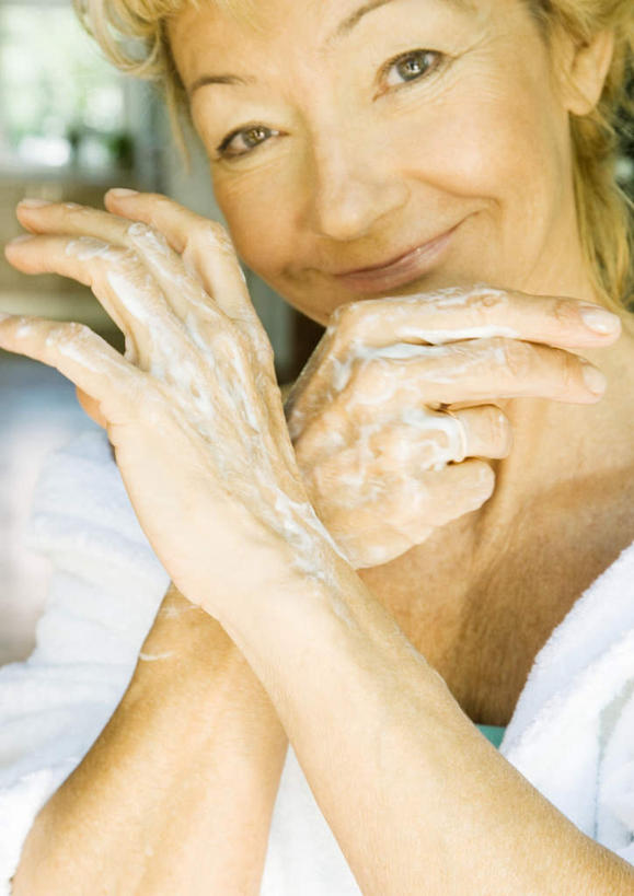 西方人,一个人,站,笑,微笑,竖图,室内,白天,正面,化妆,美容,欧洲,欧洲人,仅一个女性,仅一个人,护肤,站着,保养,享受,仅一个老年女性,护手霜,养颜,老年女性,女人,女性,白种人,站立,半身,彩图