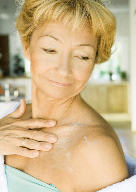 西方人,一个人,站,笑,摸,微笑,竖图,室内,白天,正面,欧洲,欧洲人,仅一个女性,仅一个人,抚摸,站着,仅一个老年女性,肩部,老年女性,女人,女性,白种人,触摸,接触,站立,半身,彩图