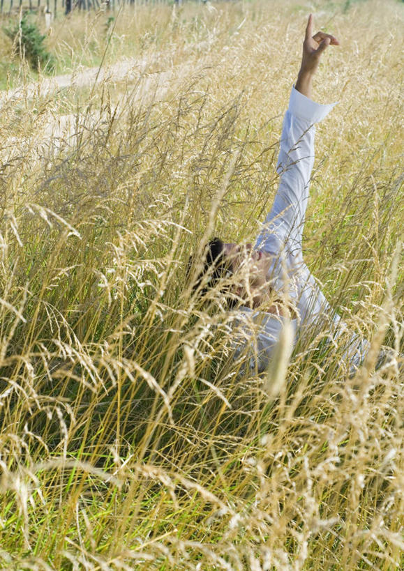 西方人,一个人,站,举,竖图,室外,白天,正面,植物,欧洲,欧洲人,仅一个男性,仅一个人,枯萎,草丛,枯草,草,仅一个年轻男性,黄色,托,站着,男人,男性,年轻男性,白种人,举起,举手,举着,向上举,向上伸,向上托,站立,半身,彩图