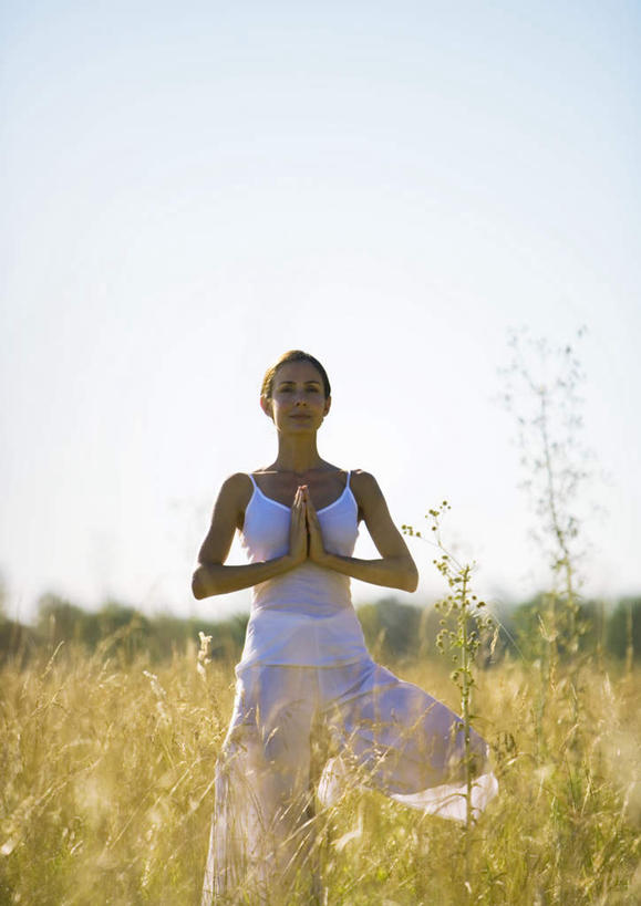 西方人,一个人,站,竖图,室外,白天,正面,锻炼,瑜伽,运动,草地,草坪,植物,欧洲,欧洲人,仅一个年轻女性,仅一个女性,仅一个人,云,云朵,云彩,草,蓝色,绿色,白云,蓝天,天空,天,站着,姿势,养生,树式,体育,年轻女性,女人,女性,白种人,站立,半身,彩图,健身