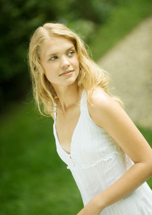 西方人,一个人,站,笑,微笑,竖图,俯视,室外,白天,裙子,草地,草坪,植物,欧洲,欧洲人,仅一个年轻女性,仅一个女性,仅一个人,长裙,草,绿色,站着,年轻女性,女人,女性,白种人,站立,半身,彩图,高角度拍摄