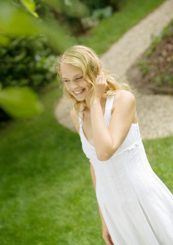 西方人,一个人,站,笑,微笑,露齿笑,竖图,室外,白天,正面,裙子,草地,草坪,植物,欧洲,欧洲人,仅一个年轻女性,仅一个女性,仅一个人,长裙,草,树,树木,绿色,自然,站着,生长,成长,双手抱头,年轻女性,女人,女性,白种人,站立,半身,彩图