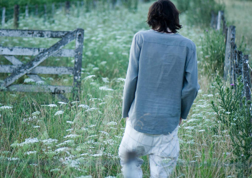 西方人,一个人,栏杆,站,走,横图,室外,白天,草地,草坪,植物,欧洲,欧洲人,仅一个男性,仅一个人,围栏,护栏,草,仅一个年轻男性,背面,绿色,站着,双手抄兜,双手放兜,男人,男性,年轻男性,白种人,步行,插兜,两手抄兜,两手放兜,散步,手插兜,手放口袋,站立,走路,半身,彩图,手抄兜