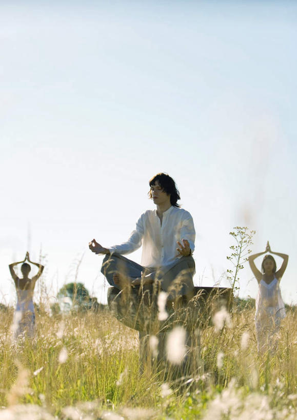 西方人,三个人,夫妻,站,盘腿,双手交叉,竖图,室外,白天,正面,爱情,锻炼,瑜伽,运动,植物,欧洲,欧洲人,枯萎,朦胧,模糊,云,云朵,枯草,浪漫,云彩,草,黄色,蓝色,白云,蓝天,天空,天,站着,恩爱,姿势,养生,恋人,冥想,树式,莲花式,体育,男人,男性,年轻男性,年轻女性,女人,女性,白种人,情侣,盘腿而坐,盘膝,盘着腿的,盘着腿坐,十字手,双腿交叉,站立,半身,彩图,健身,伴侣