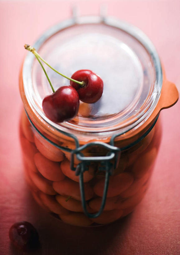 无人,竖图,俯视,室外,特写,白天,桌面,桌子,樱桃,水果,许多,新鲜,食品,玻璃制品,食物,红色,玻璃瓶,瓶子,有机食品,绿色食品,樱珠,莺桃,英桃,楔桃,牛桃,荆桃,彩图,高角度拍摄