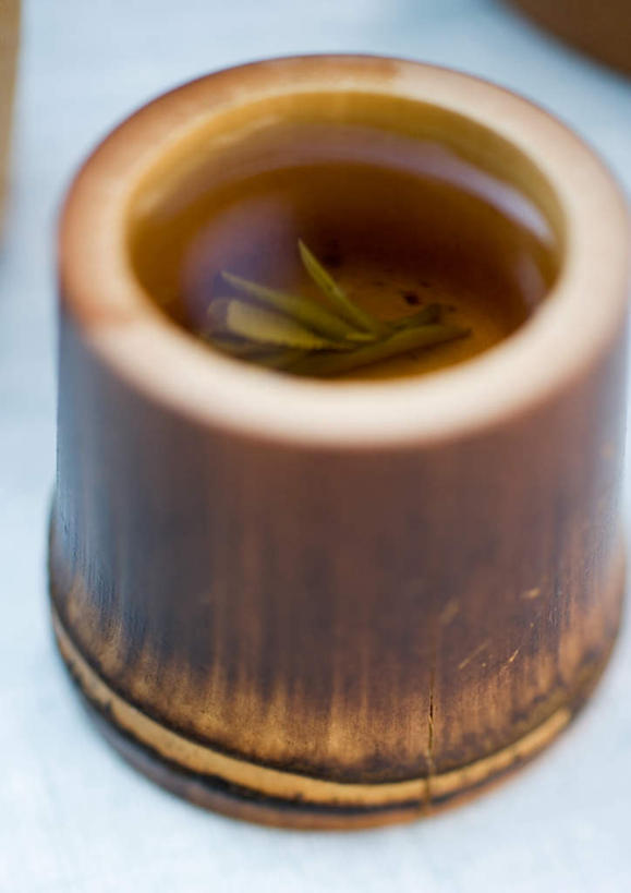 无人,竖图,俯视,室内,特写,白天,桌面,桌子,杯子,叶子,竹制,绿茶,茶叶,绿叶,一杯,饮料,水杯,嫩叶,叶,叶片,茶杯,彩图,高角度拍摄