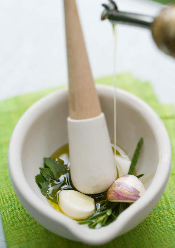 无人,竖图,俯视,室内,特写,白天,烹饪,西餐,桌面,桌子,蔬菜,蒜,餐具,叶子,倒,新鲜,橄榄油,料理,食品,绿叶,菜肴,美食,食物,餐巾,碗,嫩叶,西式,佳肴,有机食品,绿色食品,器具,捣蒜器,叶,叶片,烹调用具,大蒜,彩图,高角度拍摄