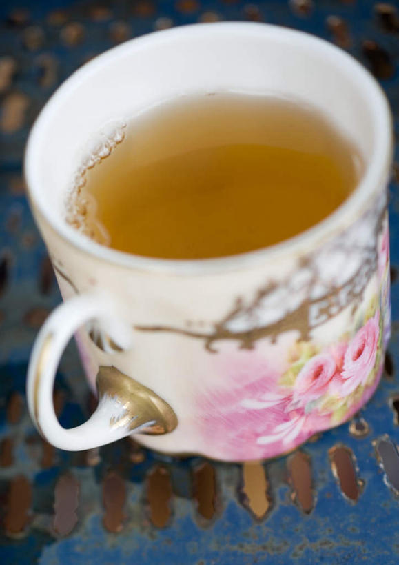 无人,竖图,俯视,室内,特写,白天,桌面,桌子,杯子,瓷器,绿茶,咖啡杯,陶瓷制品,一杯,瓷杯,彩图,高角度拍摄