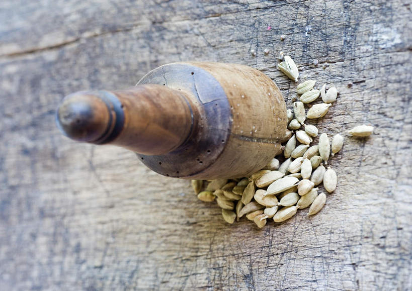 无人,横图,俯视,室内,特写,白天,桌面,桌子,餐具,一堆,堆叠,堆积,调料,食品,种子,调味品,调味料,食物,白色,堆,豆蔻,小豆蔻,研磨器,器具,进餐用具,烹调用具,彩图,高角度拍摄