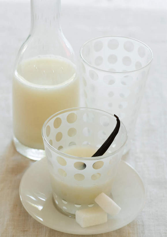 牛奶,无人,竖图,俯视,室内,特写,白天,桌面,桌子,杯子,餐具,许多,碟子,盘,食品,饮品,方糖,玻璃制品,食物,饮料,白色,盘子,水杯,碟,甜食,玻璃杯,彩图,高角度拍摄