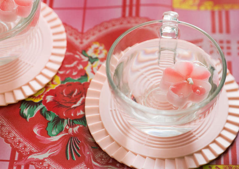 无人,横图,俯视,室内,特写,白天,中餐,桌面,桌子,杯子,餐具,蜡烛,托盘,布料,碟子,布纹,玻璃制品,桌布,两个,粉色,盘子,水杯,台布,中式,玻璃杯,彩图,高角度拍摄