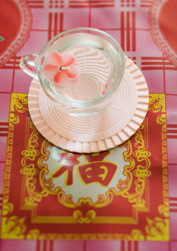 无人,竖图,俯视,室内,特写,白天,中餐,桌面,桌子,杯子,餐具,蜡烛,布料,碟子,布纹,玻璃制品,桌布,一个,粉色,盘子,水杯,台布,中式,单个,玻璃杯,彩图,高角度拍摄