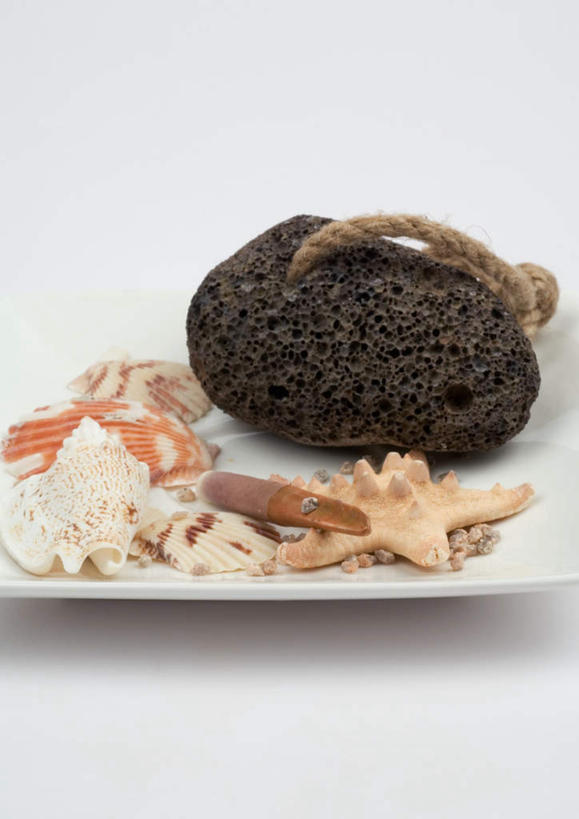 无人,竖图,俯视,室内,特写,白天,白色背景,美容,石头,桌面,桌子,贝壳,餐具,一块,许多,护肤,碟子,盘,石子,棕色,盘子,碟,保养,享受,休闲,放松,摄影,影棚,磨脚石,养颜,贝类外壳,海螺壳,软体动物外壳,石块,彩图,高角度拍摄,影棚拍摄,拍摄