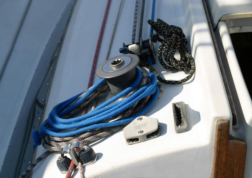 无人,横图,俯视,室外,特写,白天,旅游,度假,指示牌,船,悬挂,阴影,光线,标志,文字,影子,娱乐,标识,蓝色,阳光,绳子,交通工具,享受,休闲,放松,英文字母,绳索,甲板,彩图,高角度拍摄