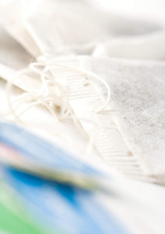 无人,竖图,俯视,室内,特写,白天,白色背景,美容,幸福,茶,桌面,桌子,一排,护肤,朦胧,模糊,整齐,包装,茶叶,食品,娱乐,茶包,食物,排列,白色,花茶,保养,享受,休闲,温馨,放松,乐趣,摄影,影棚,花草茶,提神,舒适,队列,醒脑,养颜,三袋,香花茶,香片,熏花茶,彩图,高角度拍摄,影棚拍摄,拍摄