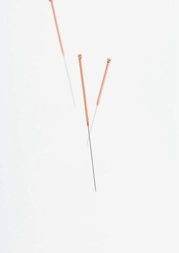 无人,竖图,俯视,室内,特写,白天,白色背景,金属,三个,红色,白色,保健,摄影,影棚,卫生,针灸,中医,针灸针,彩图,高角度拍摄,影棚拍摄,拍摄,传统文化