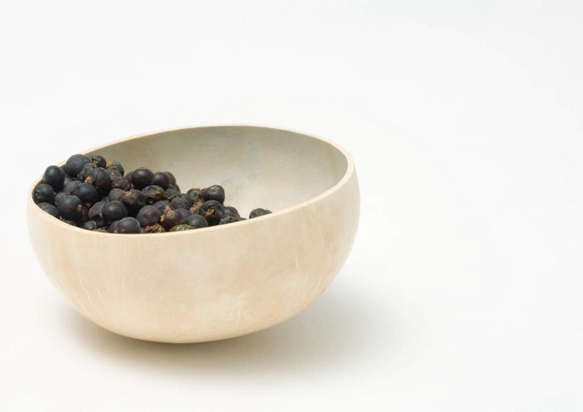 无人,横图,俯视,室内,特写,白天,白色背景,植物,桌面,桌子,餐具,一堆,堆叠,堆积,草药,药草,中药,黑色,碗,摄影,影棚,堆,药材,中草药,中药材,本草,杜松子,进餐用具,烹调用具,彩图,高角度拍摄,影棚拍摄,拍摄