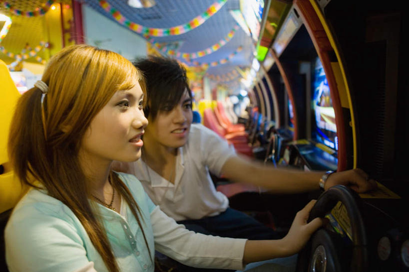 东方人,两个人,坐,笑,微笑,露齿笑,横图,室内,白天,侧面,爱情,游戏,亚洲,握,浪漫,玩,注视,黄种人,娱乐,方向盘,观察,看,休闲,温暖,温馨,恩爱,握着,恋人,观看,和睦,察看,关注,游戏厅,男人,男性,年轻男性,年轻女性,女人,女性,亚洲人,情侣,玩耍,嬉戏,坐着,半身,彩图,伴侣,融洽