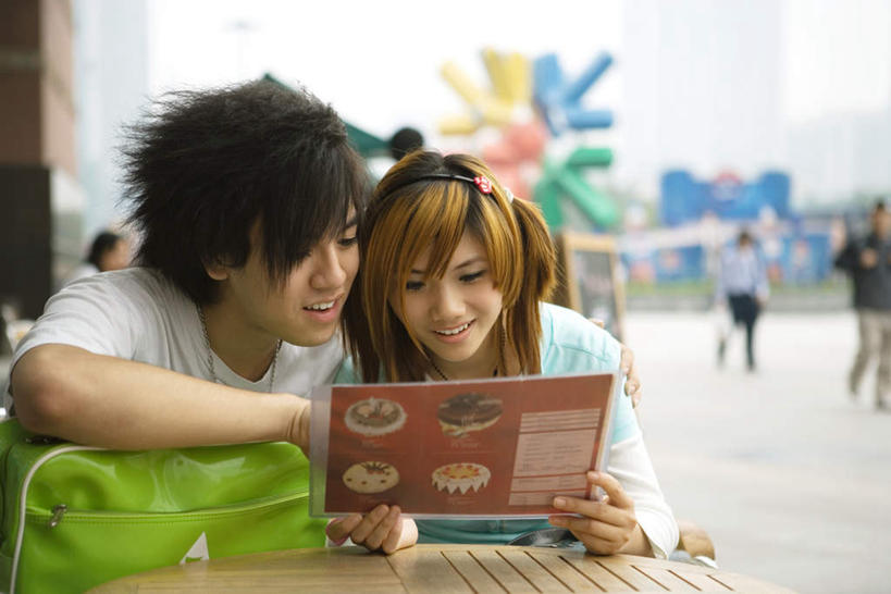 东方人,两个人,坐,笑,微笑,露齿笑,横图,室外,白天,正面,爱情,餐桌,桌子,道路,路,公路,亚洲,指,交通,浪漫,拿,拿着,注视,黄种人,方向,菜单,观察,看,手势,温暖,温馨,菜谱,恩爱,恋人,餐台,观看,和睦,察看,指向,关注,男人,男性,年轻男性,年轻女性,女人,女性,亚洲人,情侣,马路,坐着,半身,彩图,伴侣,融洽