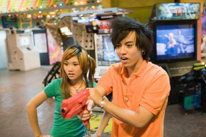 东方人,两个人,站,横图,室内,白天,正面,爱情,游戏,显示器,亚洲,屏幕,浪漫,拿,玩,拿着,注视,黄种人,娱乐,显示屏,手叉腰,叉腰,观察,看,站着,休闲,温暖,温馨,恩爱,恋人,手枪,观看,和睦,察看,双手叉腰,关注,游戏厅,输出设备,男人,男性,年轻男性,年轻女性,女人,女性,亚洲人,情侣,玩耍,嬉戏,站立,半身,彩图,伴侣,融洽