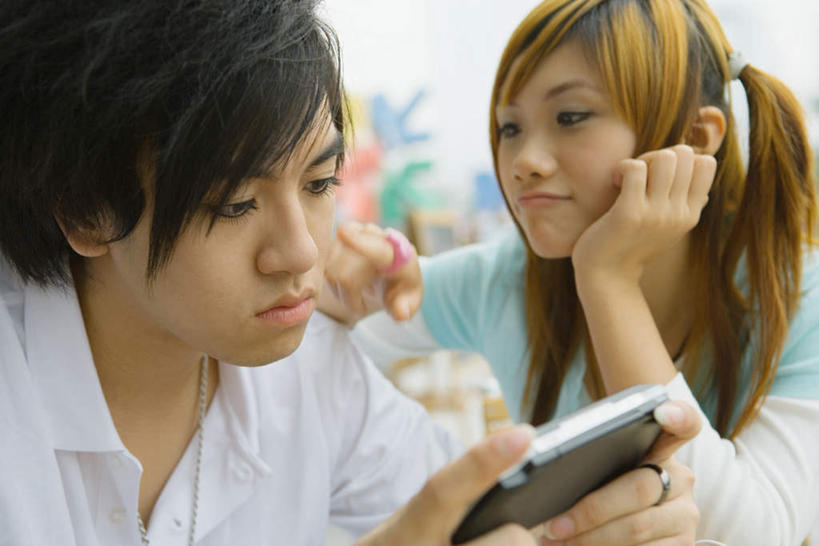 东方人,两个人,坐,笑,微笑,露齿笑,横图,室外,白天,正面,爱情,游戏,亚洲,握,浪漫,拿,玩,拿着,注视,黄种人,娱乐,观察,看,休闲,温暖,温馨,恩爱,握着,恋人,游戏机,观看,和睦,察看,关注,掌机,男人,男性,年轻男性,年轻女性,女人,女性,亚洲人,情侣,玩耍,嬉戏,坐着,半身,彩图,伴侣,融洽