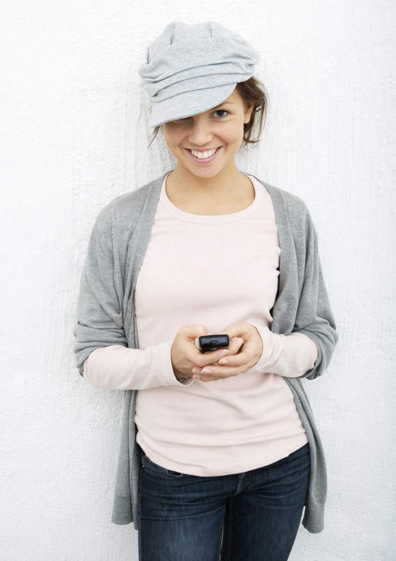 西方人,一个人,站,笑,微笑,露齿笑,竖图,室内,白天,白色背景,正面,帽子,手机,欧洲,欧洲人,仅一个年轻女性,仅一个女性,仅一个人,拿,拿着,注视,通讯设备,观察,看,站着,摄影,影棚,观看,察看,关注,贝雷帽,年轻女性,女人,女性,白种人,站立,半身,彩图,影棚拍摄,拍摄