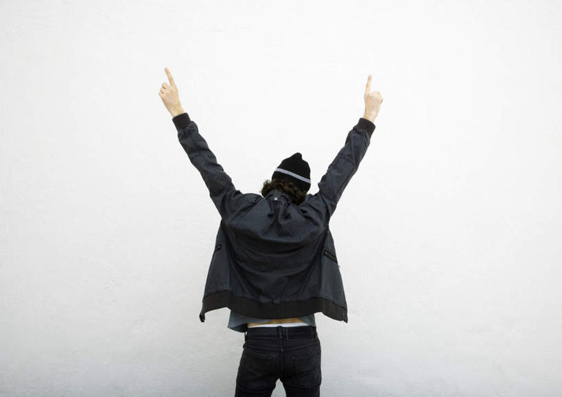 西方人,一个人,站,伸展双臂,横图,室内,白天,白色背景,帽子,欧洲,欧洲人,仅一个男性,仅一个人,注视,仅一个年轻男性,背面,观察,看,站着,摄影,影棚,观看,察看,绒线帽,关注,男人,男性,年轻男性,白种人,敞开双臂,伸开双臂,展开双肩,站立,张开手臂,张开双臂,半身,彩图,影棚拍摄,拍摄