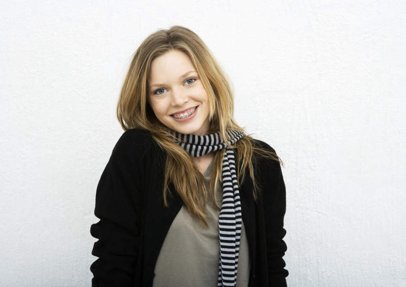 西方人,一个人,站,笑,微笑,露齿笑,横图,室内,白天,白色背景,正面,欧洲,欧洲人,仅一个年轻女性,仅一个女性,仅一个人,注视,围巾,观察,看,站着,摄影,影棚,围脖,观看,察看,关注,年轻女性,女人,女性,白种人,站立,半身,彩图,影棚拍摄,拍摄