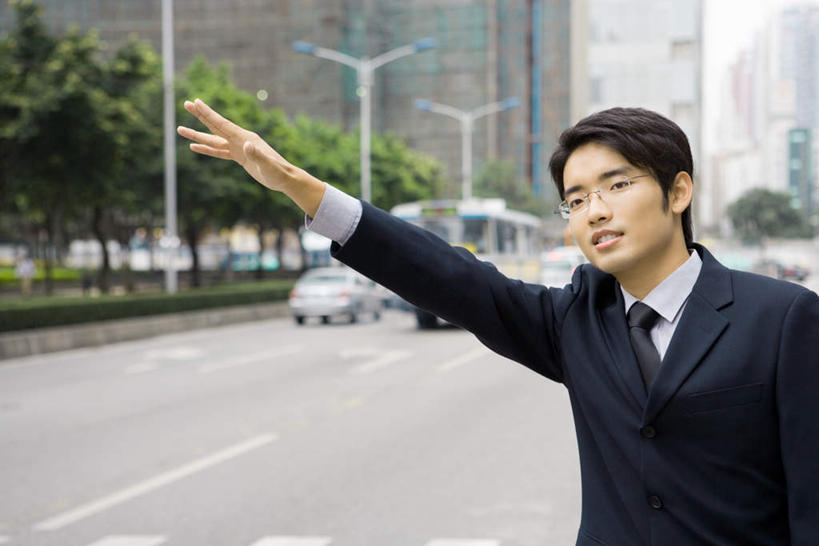 东方人,手,一个人,商务人士,商务男性,站,横图,室外,白天,正面,衬衫,植物,道路,路,路灯,公路,汽车,亚洲,仅一个男性,仅一个人,招呼,套装,眼镜,灯光,交通,挥手,注视,黄种人,车,灯,树,树木,仅一个年轻男性,绿色,自然,交通工具,轿车,观察,看,站着,招手,手部,生长,成长,观看,察看,照明设备,关注,商务装,拦车,近视眼镜,工薪阶层,男人,男性,年轻男性,亚洲人,白领,上班族,马路,站立,半身,彩图,衬衣