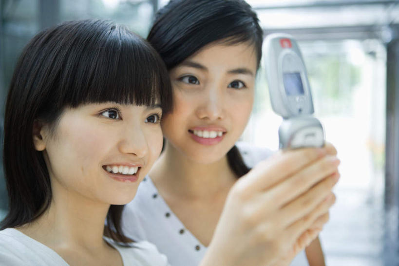 东方人,脸,头,脸颊,两个人,伙伴,朋友,站,笑,微笑,露齿笑,横图,室外,特写,白天,正面,友谊,植物,门,手机,亚洲,朦胧,模糊,拿,拿着,注视,黄种人,通讯设备,玻璃门,树,树木,绿色,自然,门框,观察,看,站着,生长,成长,观看,察看,关注,友情,年轻女性,女人,女性,亚洲人,头部,脸部,脸蛋,面部,站立,半身,彩图