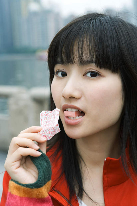 东方人,一个人,高楼大厦,栏杆,站,竖图,室外,特写,白天,正面,大厦,建筑,摩天大楼,亚洲,仅一个年轻女性,仅一个女性,仅一个人,包装纸,围栏,拿,拿着,注视,黄种人,糖纸,护栏,观察,看,站着,观看,察看,关注,年轻女性,女人,女性,亚洲人,站立,半身,彩图,大楼,高层建筑,高楼,摩天楼