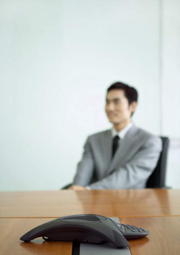 东方人,一个人,商务人士,商务男性,办公室,坐,竖图,室内,白天,正面,衬衫,家具,桌子,电话,亚洲,仅一个男性,仅一个人,套装,朦胧,模糊,办公桌,领带,注视,黄种人,通讯设备,仅一个年轻男性,黑色,观察,看,观看,察看,关注,商务装,工薪阶层,会议电话,一部,办公家具,年轻男性,亚洲人,年轻人,白领,上班族,电话机,坐着,半身,彩图,衬衣