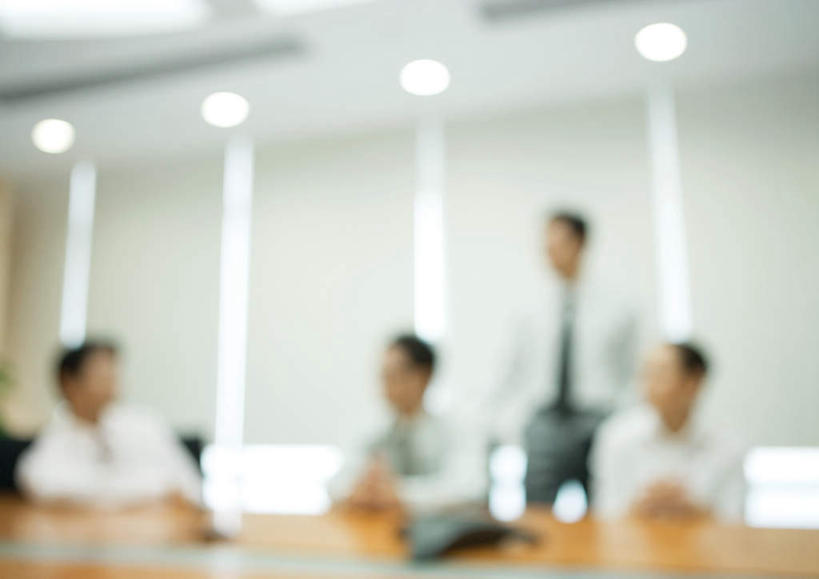 东方人,四个人,同事,商务人士,商务男性,商务女性,办公室,站,坐,说,横图,室内,白天,正面,衬衫,成功,合作,团队,集体,信心,窗户,家具,桌子,电话,亚洲,套装,朦胧,模糊,办公桌,灯光,领带,注视,黄种人,通讯设备,队伍,吊灯,玻璃窗,灯,灯具,观察,看,站着,观看,察看,领导,照明设备,成就,关注,商务装,合伙,领袖,工薪阶层,会议电话,办公家具,交流,男人,男性,年轻男性,年轻女性,女人,女性,亚洲人,年轻人,白领,上班族,电话机,沟通,讲话,交谈,说话,谈话,站立,坐着,半身,彩图,衬衣