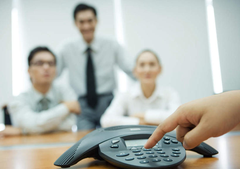 东方人,手,四个人,同事,商务人士,商务男性,商务女性,办公室,站,坐,横图,室内,特写,白天,正面,衬衫,成功,合作,团队,集体,信心,窗户,家具,桌子,电话,亚洲,套装,朦胧,模糊,办公桌,灯光,领带,注视,黄种人,通讯设备,队伍,吊灯,玻璃窗,灯,灯具,观察,看,站着,手部,观看,察看,领导,照明设备,成就,关注,商务装,合伙,领袖,工薪阶层,会议电话,办公家具,按键,男人,男性,年轻男性,年轻女性,女人,女性,亚洲人,年轻人,白领,上班族,电话机,站立,坐着,半身,彩图,衬衣