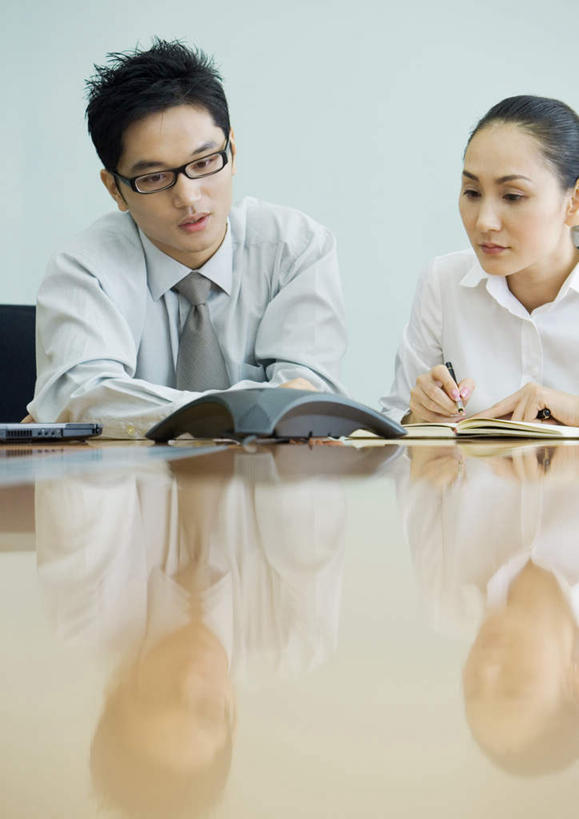 东方人,两个人,同事,商务人士,商务男性,商务女性,办公室,坐,竖图,室内,白天,正面,衬衫,成功,合作,团队,集体,信心,家具,桌子,电话,亚洲,阴影,套装,反射,眼镜,影子,办公桌,领带,注视,黄种人,通讯设备,队伍,黑色,观察,看,观看,察看,领导,成就,关注,商务装,合伙,领袖,近视眼镜,工薪阶层,会议电话,一部,办公家具,男人,男性,年轻男性,年轻女性,女人,女性,亚洲人,年轻人,白领,上班族,电话机,坐着,半身,彩图,衬衣