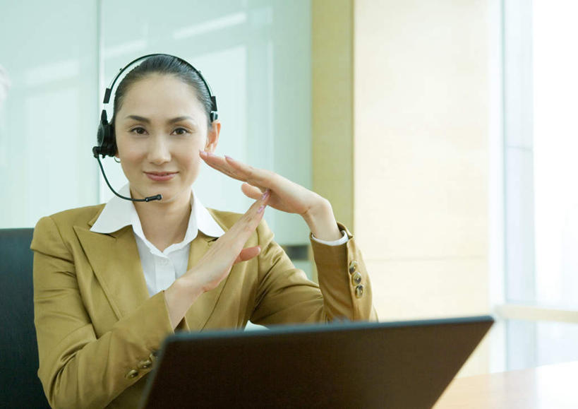 东方人,两个人,同事,商务人士,商务女性,办公室,坐,横图,室内,白天,正面,衬衫,成功,合作,团队,集体,信心,电脑,笔记本电脑,窗户,亚洲,套装,网络,领带,话务员,注视,黄种人,通讯设备,队伍,玻璃窗,耳机,耳麦,话筒,观察,看,手势,观看,停止,察看,无线,麦克风,领导,成就,关注,阻止,通信设备,商务装,无线网络,合伙,领袖,无线上网,便携式电脑,工薪阶层,客服人员,电话销售,手提电脑,年轻女性,女人,女性,亚洲人,年轻人,白领,接线员,上班族,坐着,半身,彩图,衬衣